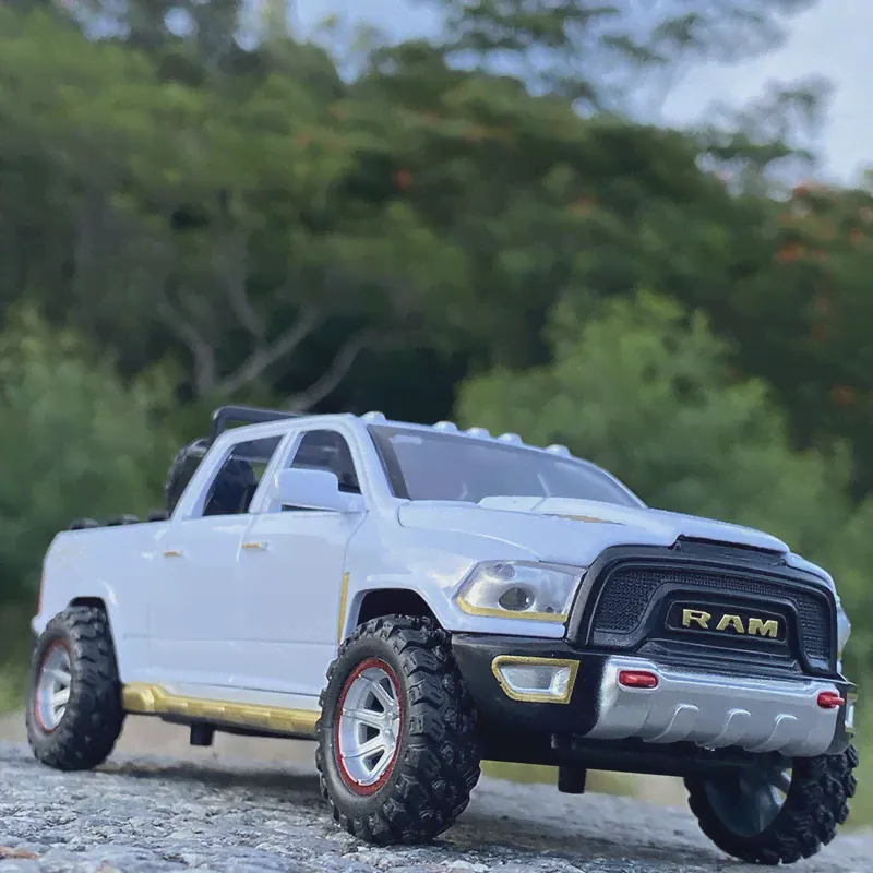 🛍 Модель автомобиля из сплава 1:32 Новая Модель Dodge Ram Trx пикапа модель с запасными шинами звук светильник игрушка-3